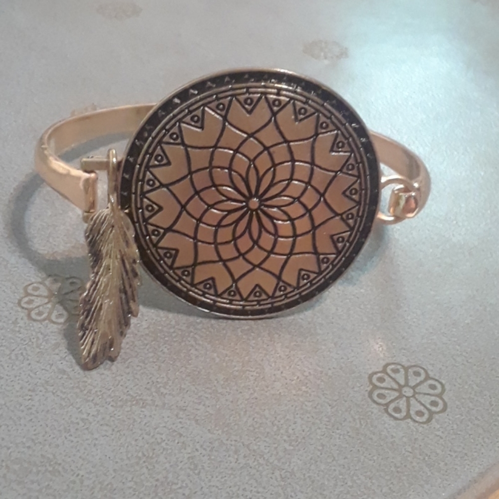 Dream Catcher Latched Bracelet Gold Toned